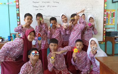 Praktik Menggunakan Teknik Potong, Tempel, dan Jahit