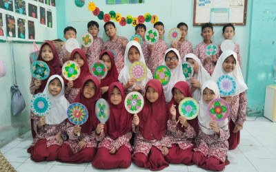 Membuat Kipas Bermotif dari Kardus Bekas
